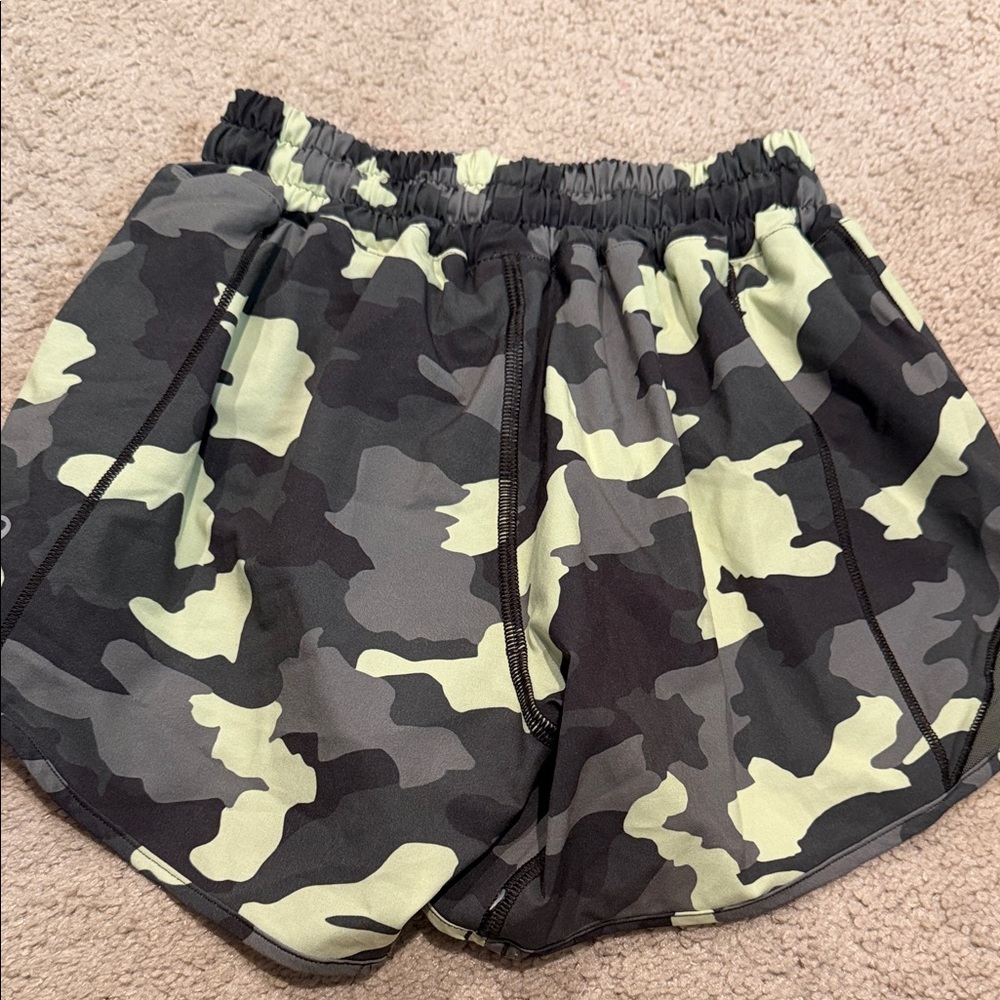 Lululemon Camouflage Women's hotty hot Shorts sz 0 - Picture 2 of 4